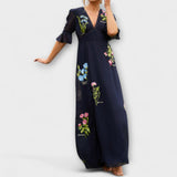 Elegantti tummansininen mekko kukkakirjonnalla